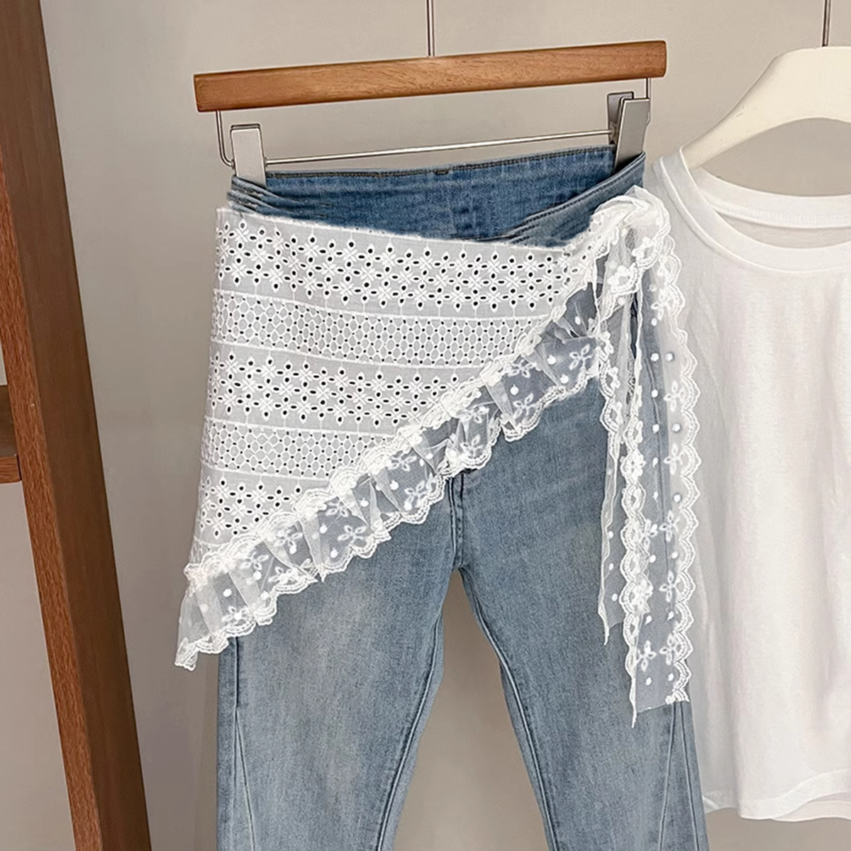 1 piece of white lace triangul - огляд і ціна Embroidery Class