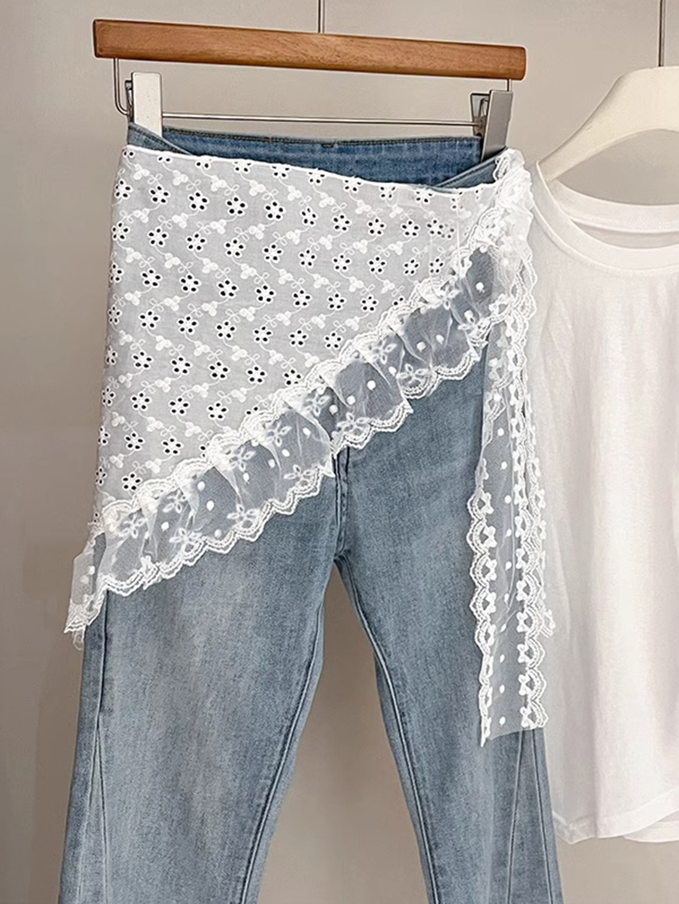 1 piece of white lace triangul - огляд і ціна Embroidery Class